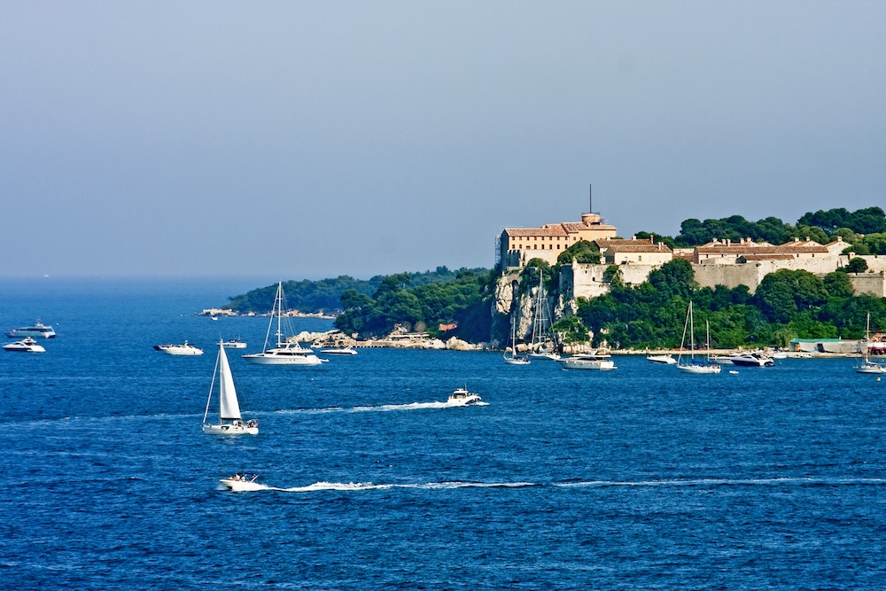 10 Water Sports on the French Riviera: Stay Cool This Summer 2026 | Beauchamp 10 Water Sports on the French Riviera: Stay Cool This Summer 2026 | Beauchamp