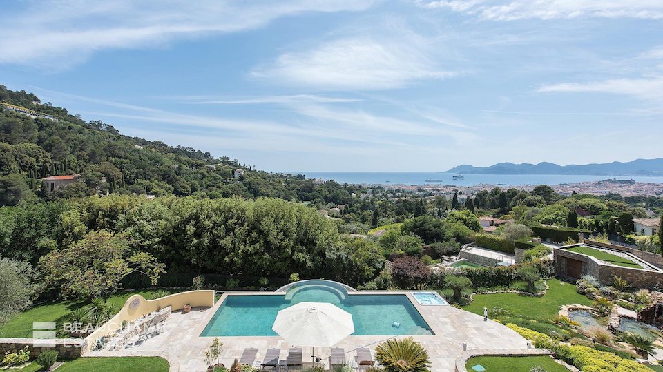Villa with Private Swimming Pool and Outstanding View in Cannes