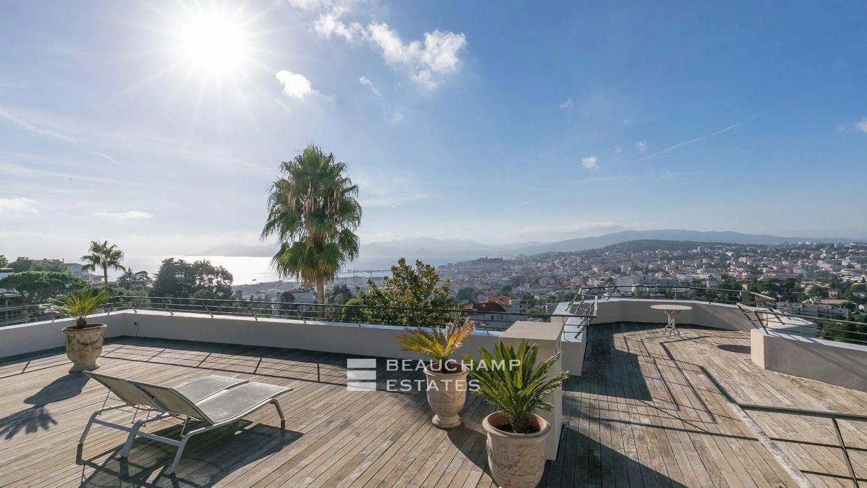 Stunning contemporary 9-bedroom villa in the heart of Cannes Californie." 2024