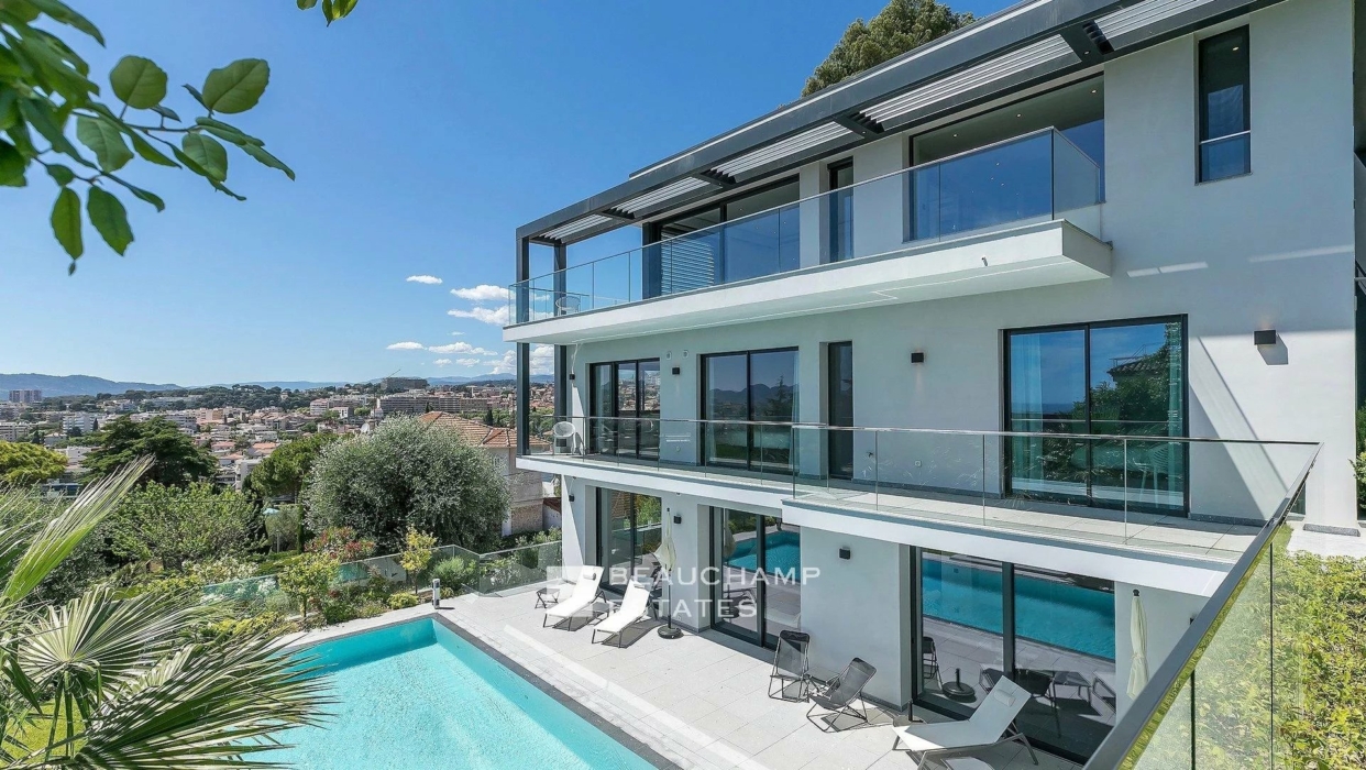 Contemporary 6-bedroom villa close to the center of Cannes 2024
