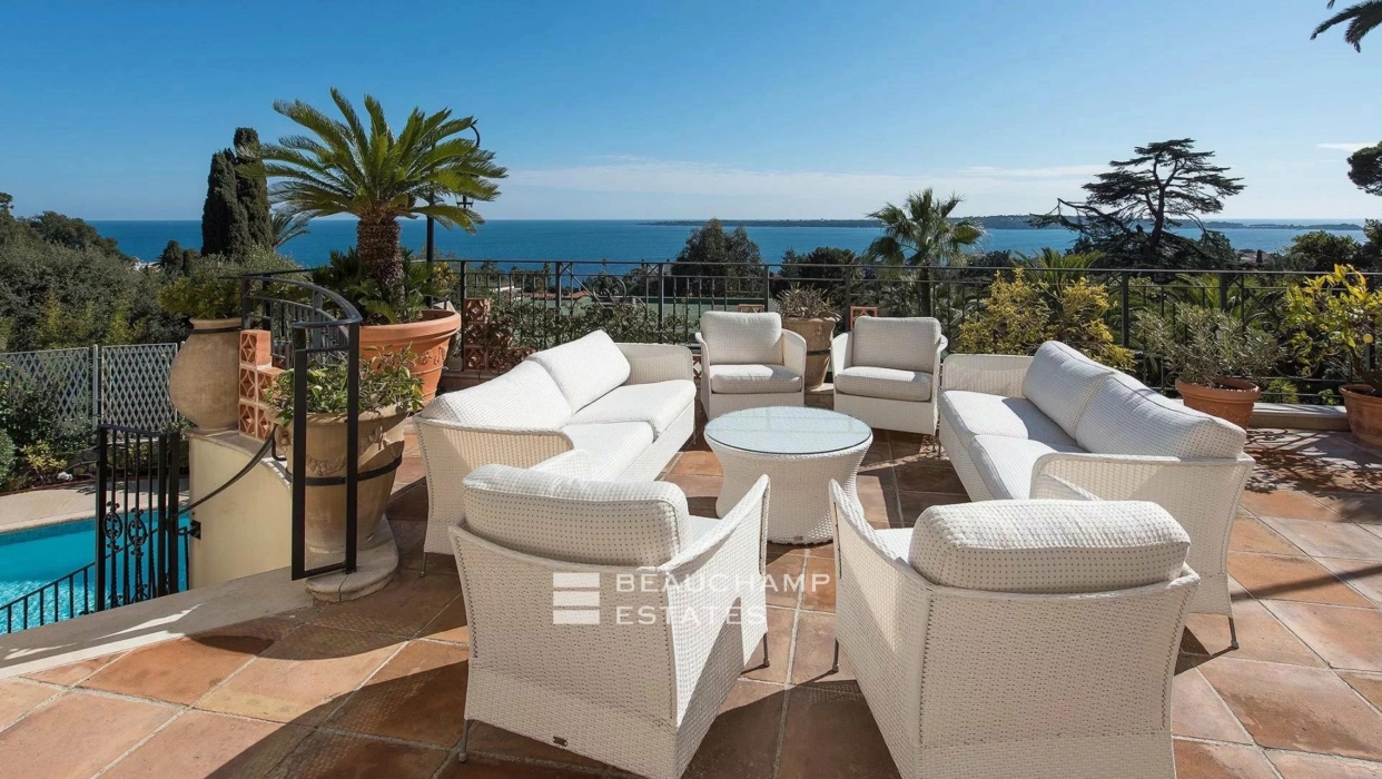 Lovely 6-bedroom Provençal-style villa with sea view in Cannes 2024