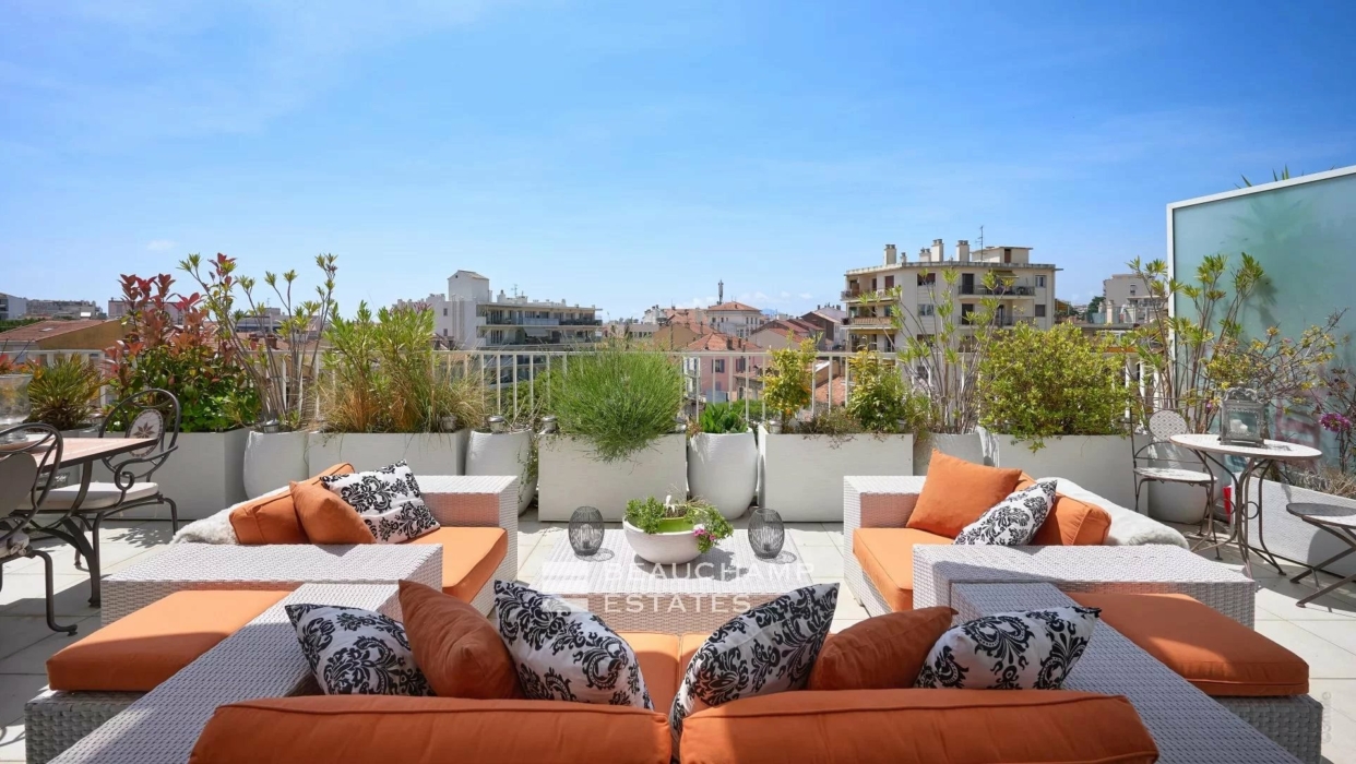 Cannes Center - Large and luminescent 2 bedroom apartment with two over-sized terraces 2024
