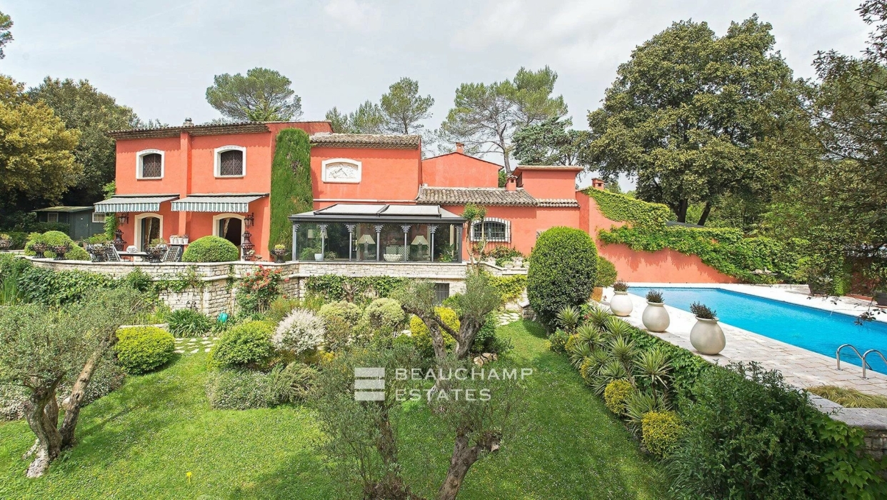 Superb villa located in a secure estate in Mougins, close to all amenities and the golf course. 2024
