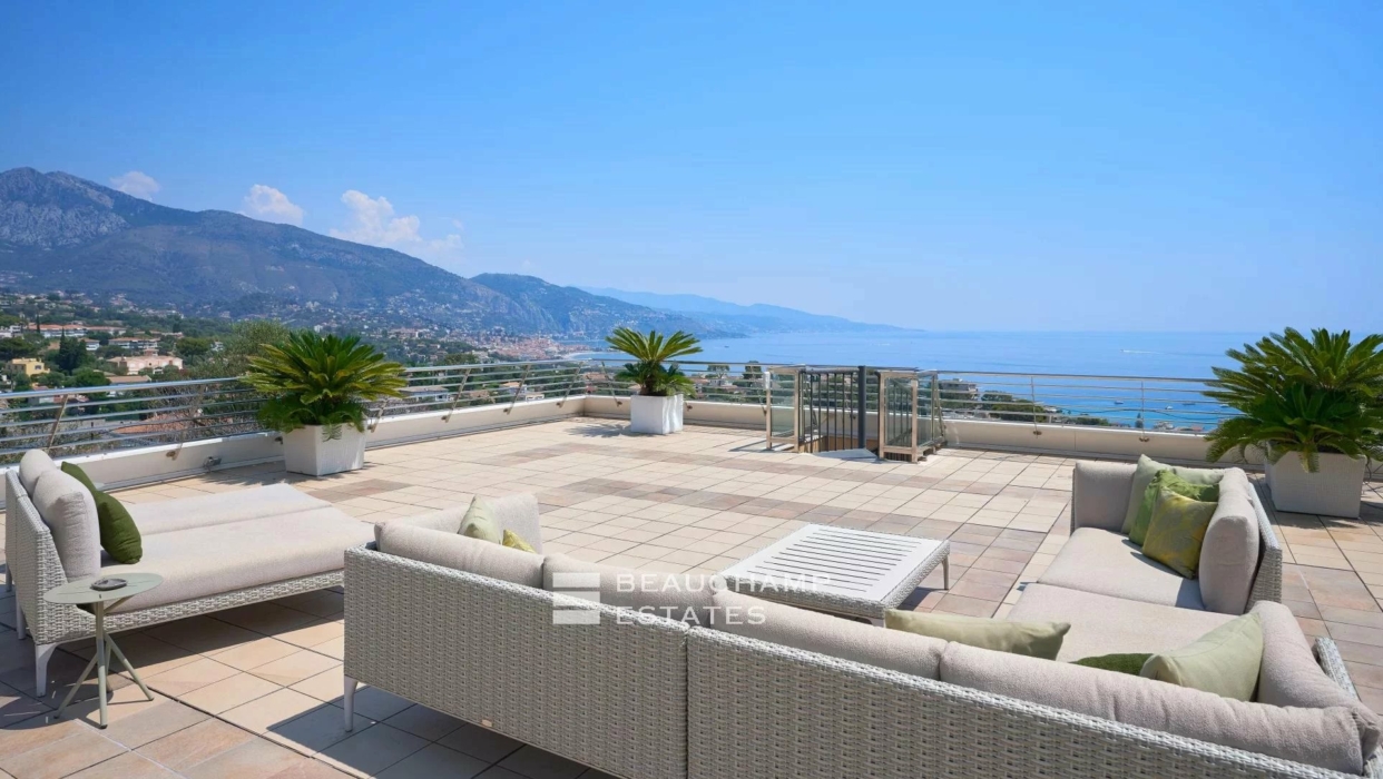 10 minutes from Monte-Carlo - Unique 4 room Apartment with a large terrace and an additional huge Rooftop Terrace 2024