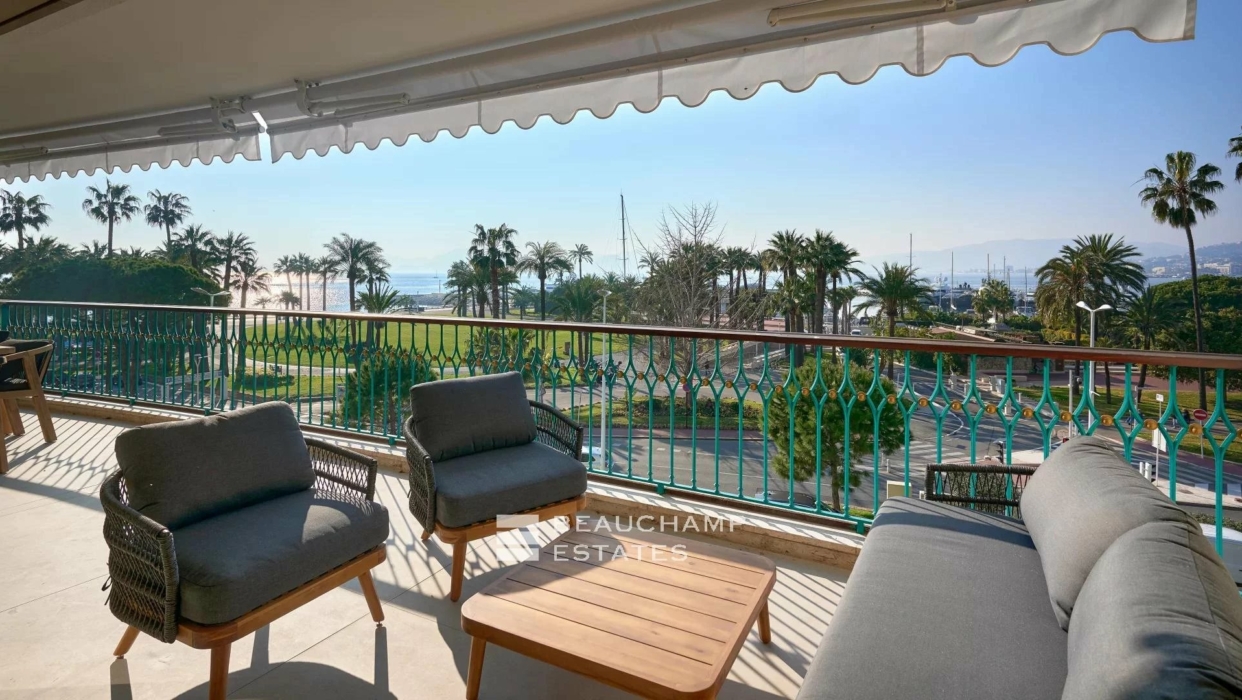 Cannes - Croisette - Superb renovated 3-bedroom sea view apartment 2024