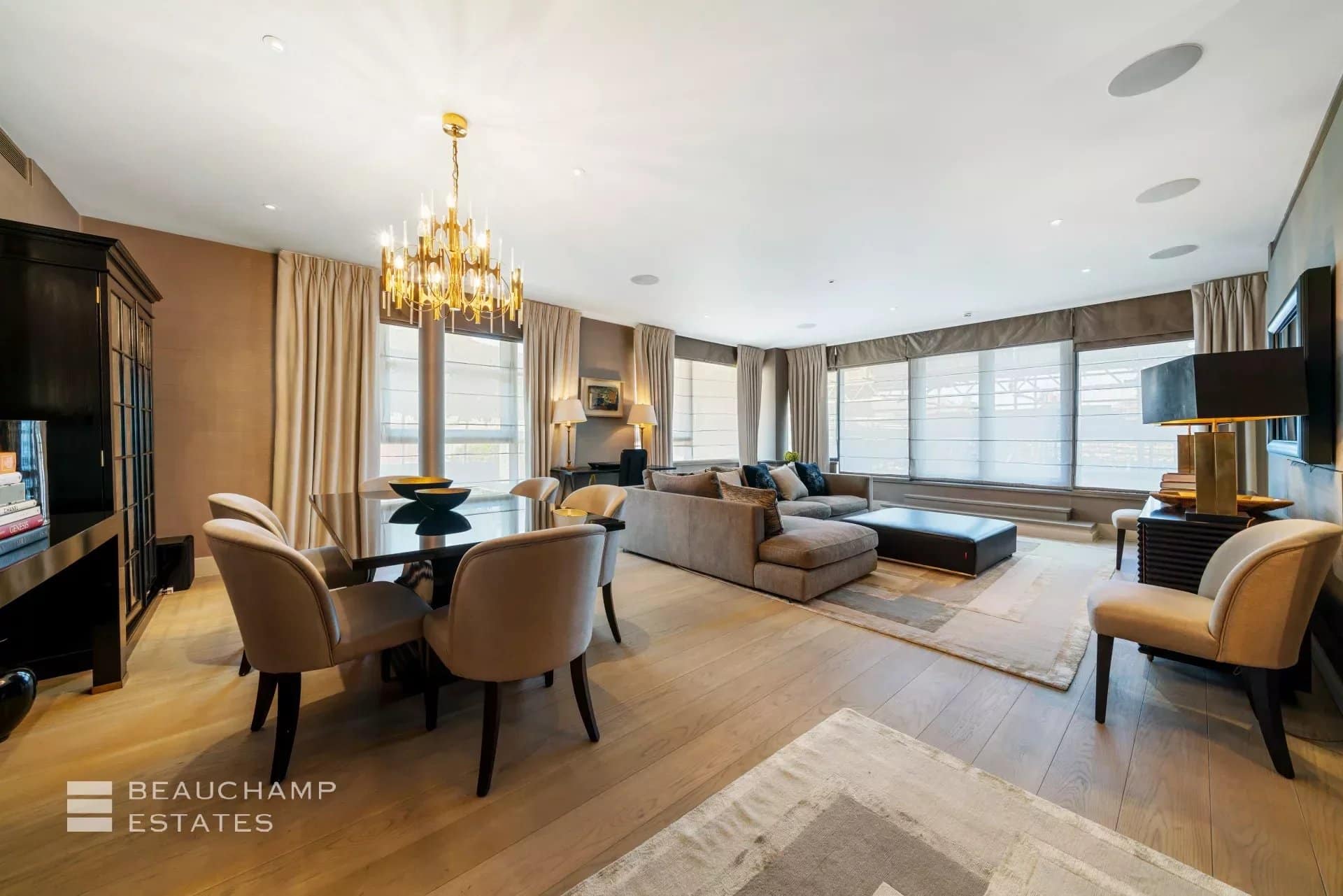 A spacious contemporary apartment close to Harrods and Hyde Park 2024