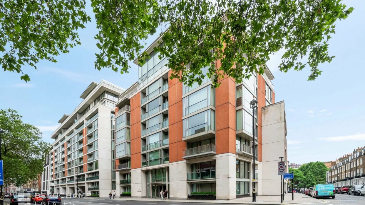 A spacious and bright apartment in one of the most sought after developments in London 2024