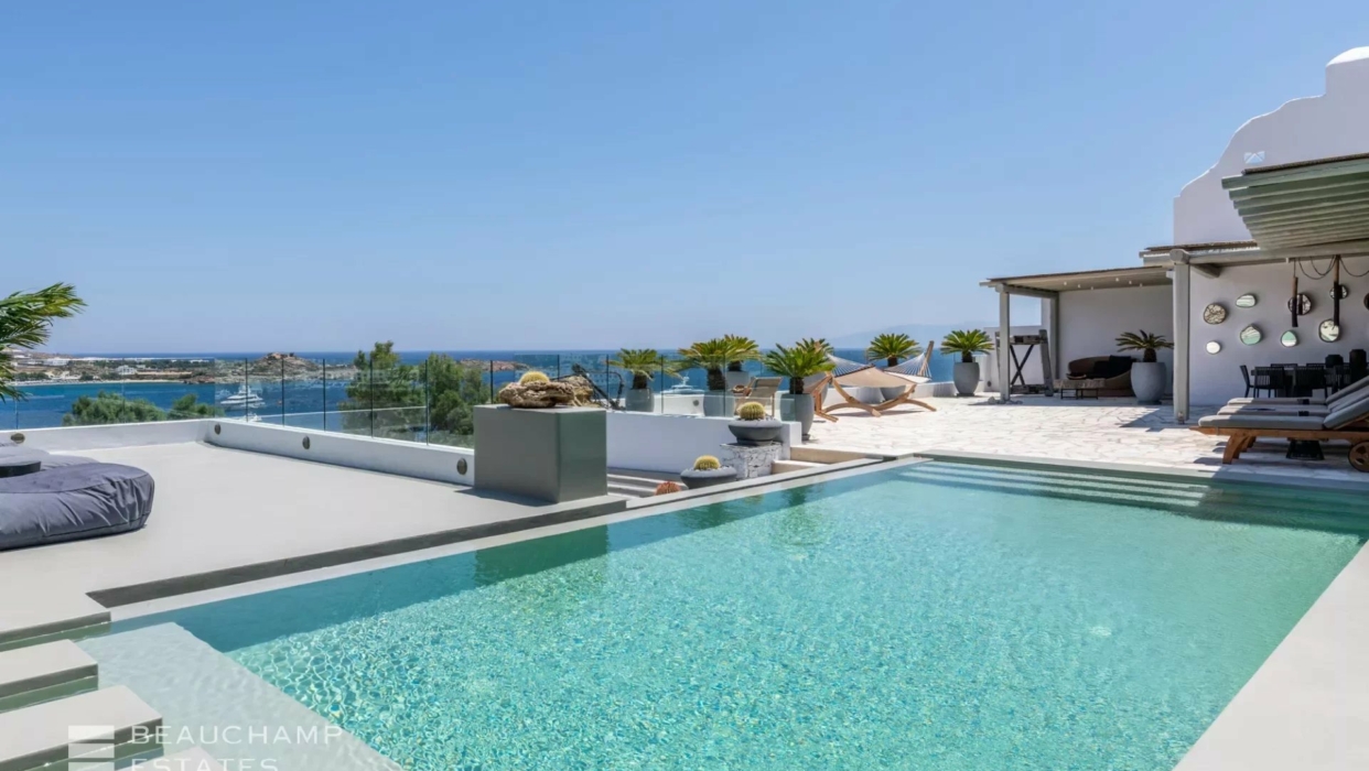 Villa Lilium | A lovely property above the famous beach of Psarou 2024