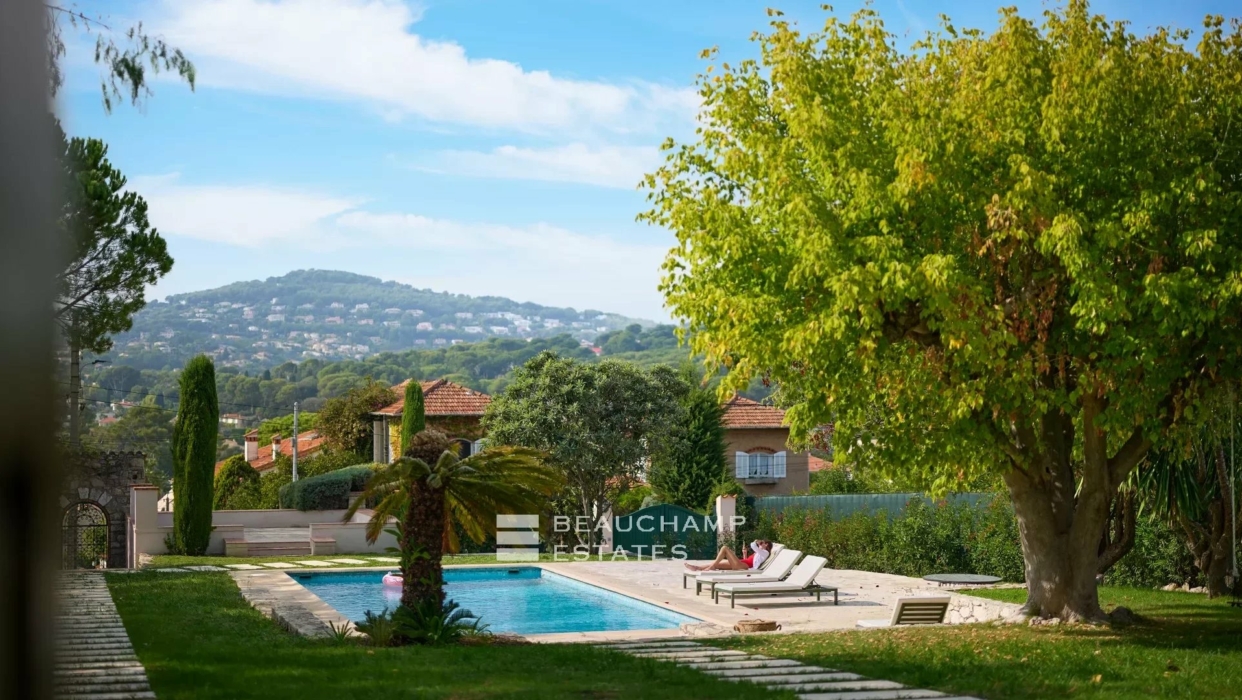 Charming contemporary villa with Provençal style, 6 bedrooms within walking distance of Juan-les-Pins 2024