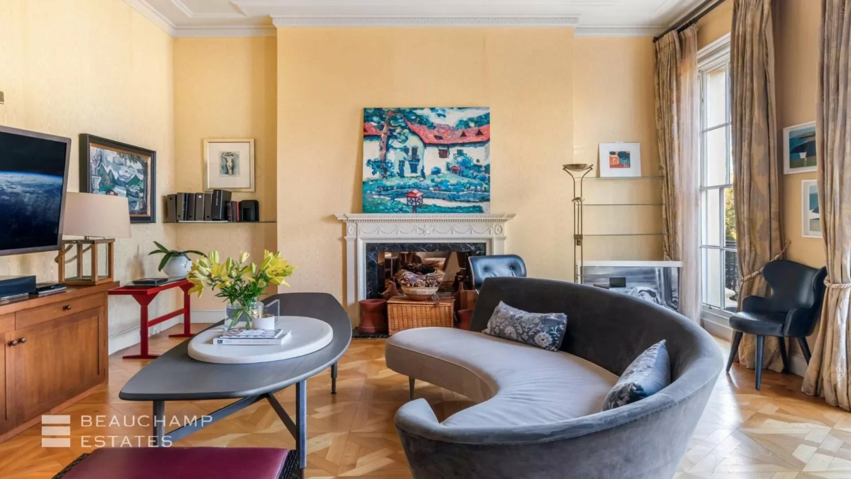 An open plan, one bedroom, first floor apartment with a beautiful terraces overlooking Regent's Park. 2024