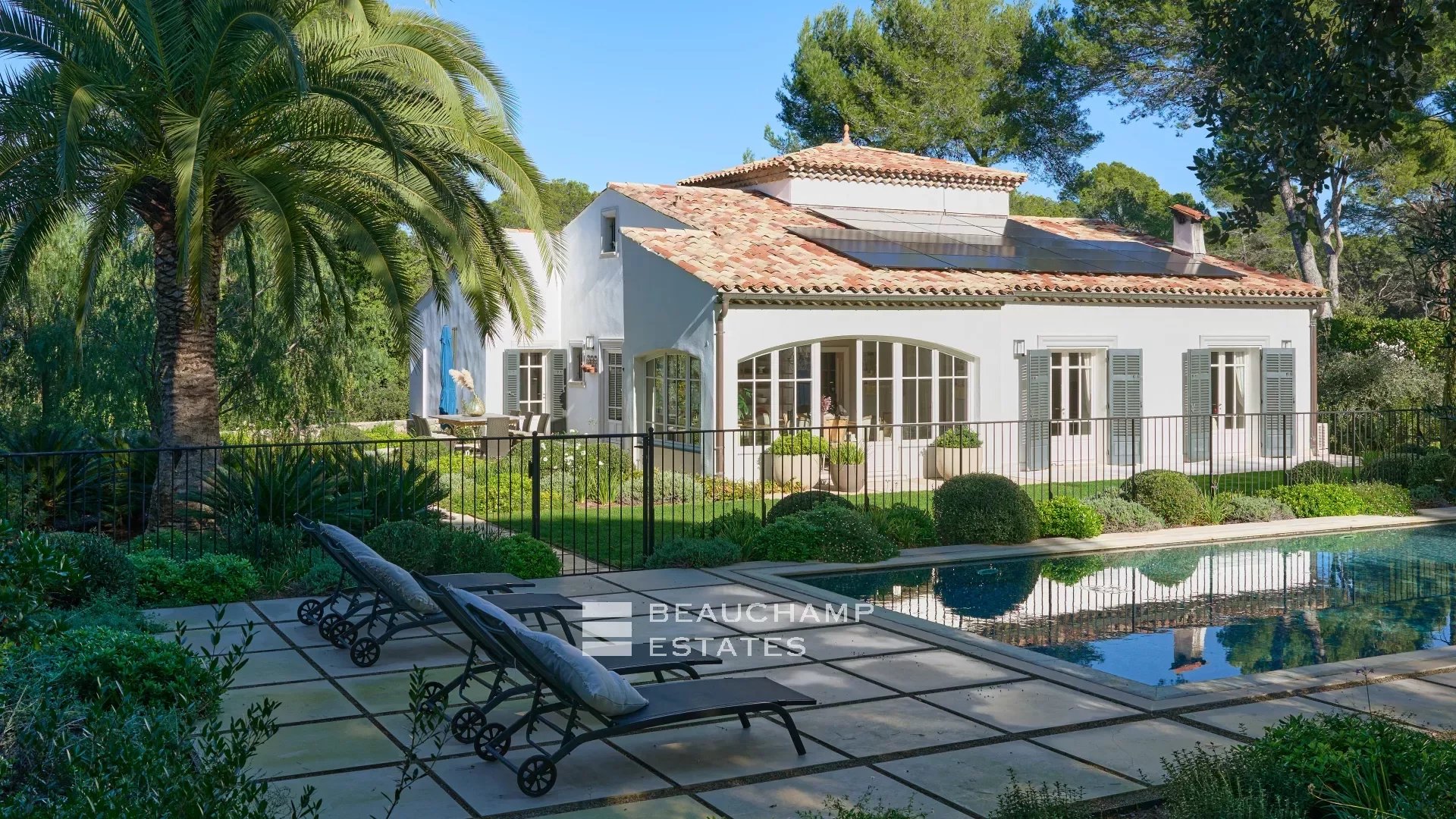 Charming contemporary villa with 4 bedrooms located in a private domain in Mougins 2024