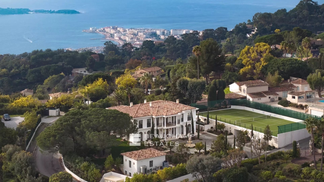 Somptueux Palais Belle Epoque 7 chambres avec vue sur la mer et les montagnes, terrain de tennis et piscine intérieure dans les hauteurs de Cannes 2024