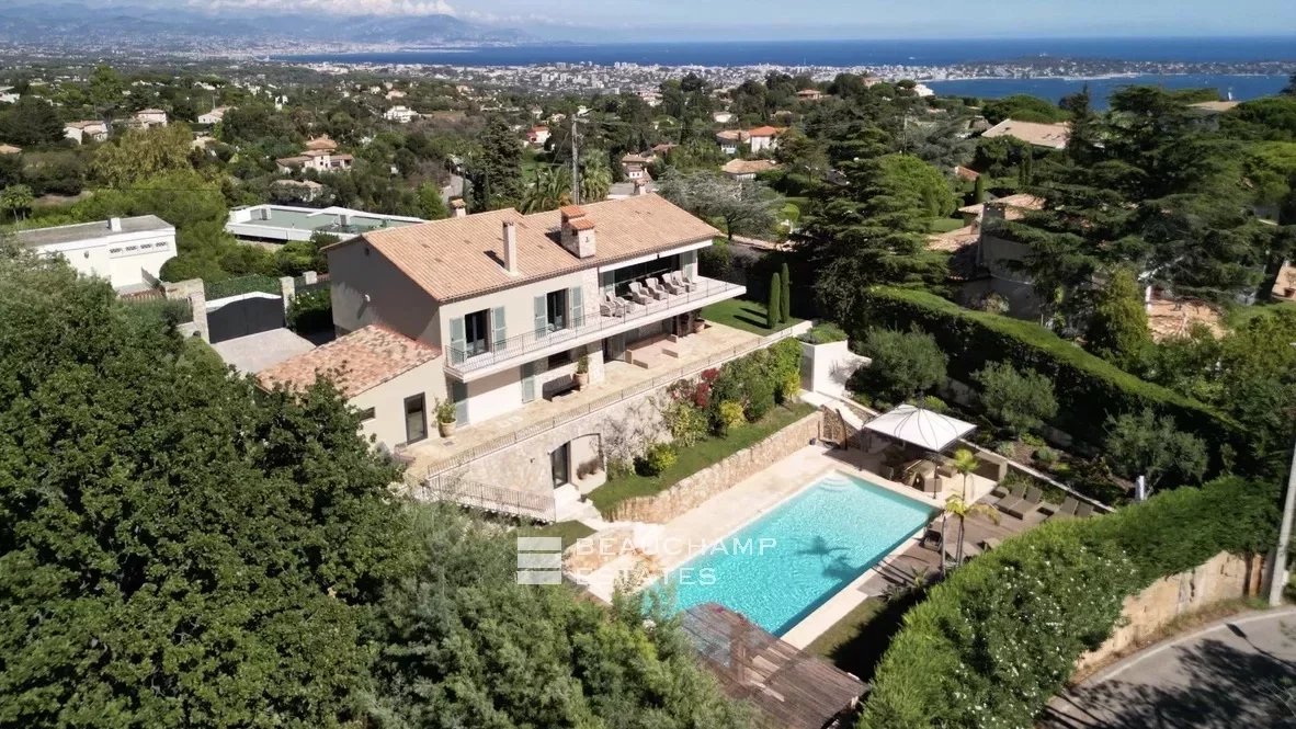 Villa récemment rénovée située sur les collines de Cannes avec vue panoramique sur la mer et la montagne 2024