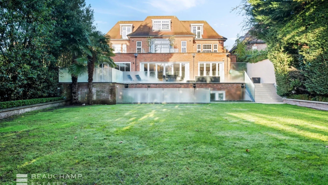 A luxurious Gated Mansion on The Bishop's Avenue with Indoor/Outdoor Pool, Private Cinema, and Expansive Gardens 2024