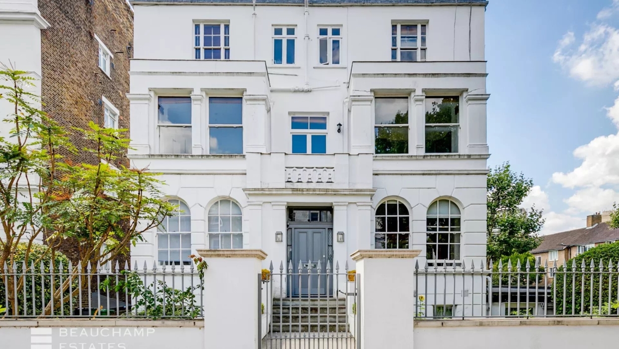 A newly refurbished open plan 3 bedroom apartment in a bright Victorian house in St John's Wood. 2024