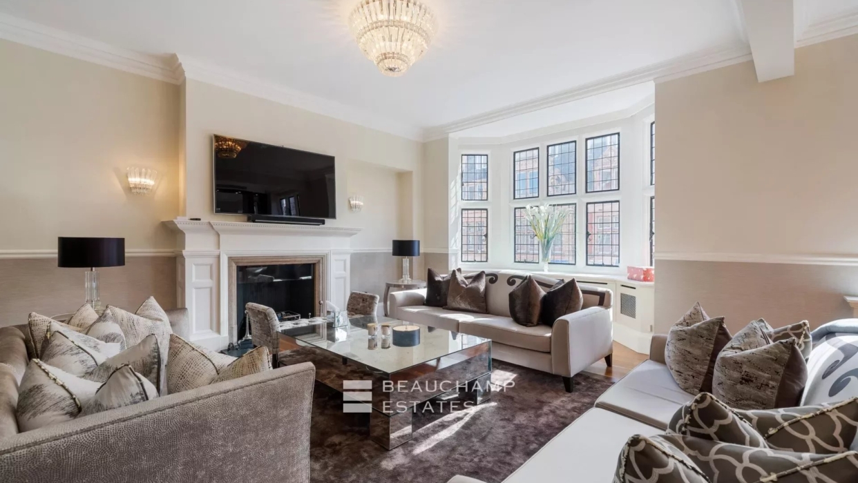 A bright and luxurious duplex apartment in Mayfair 2024