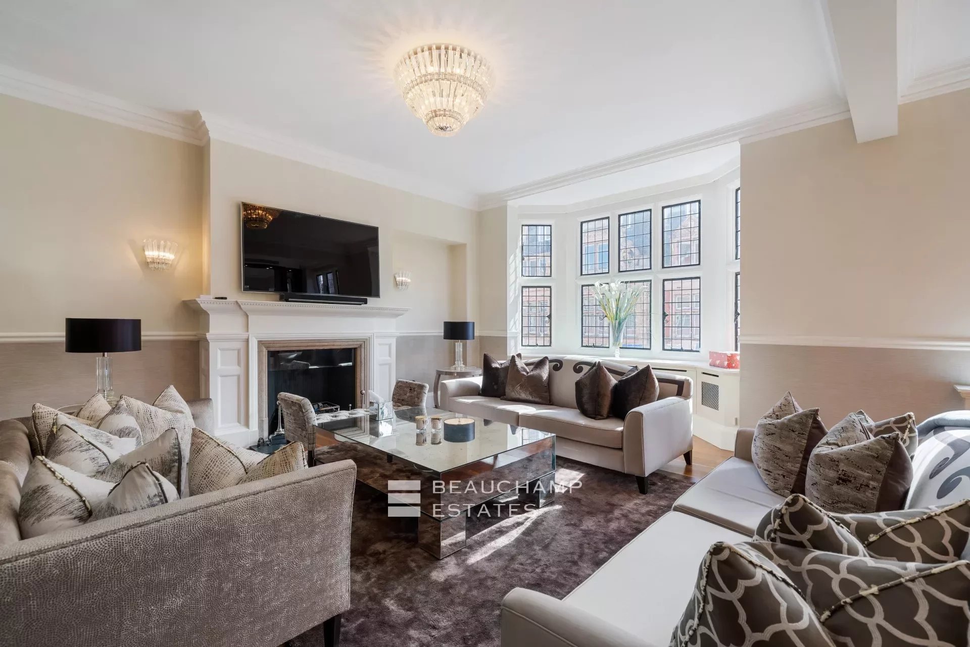 A bright and luxurious duplex apartment in Mayfair with courtyard 2024