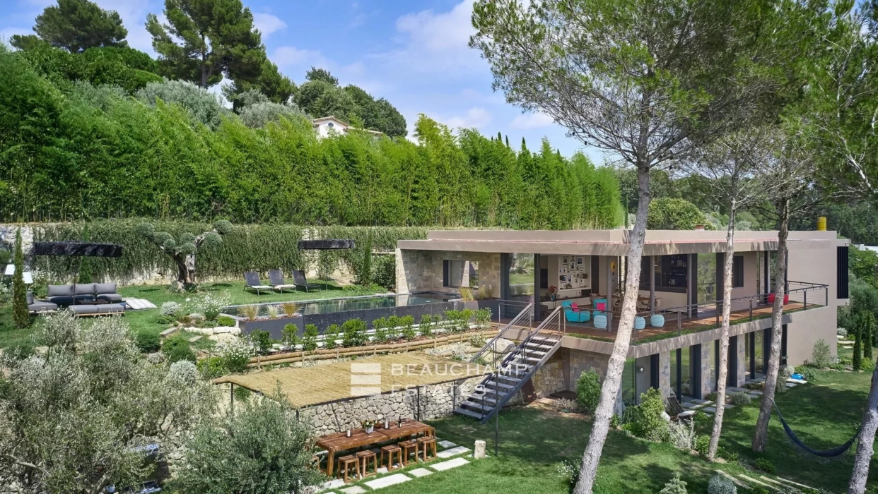 Superb 5-bedroom architect-designed villa in the heart of a private domain in Mougins 2024