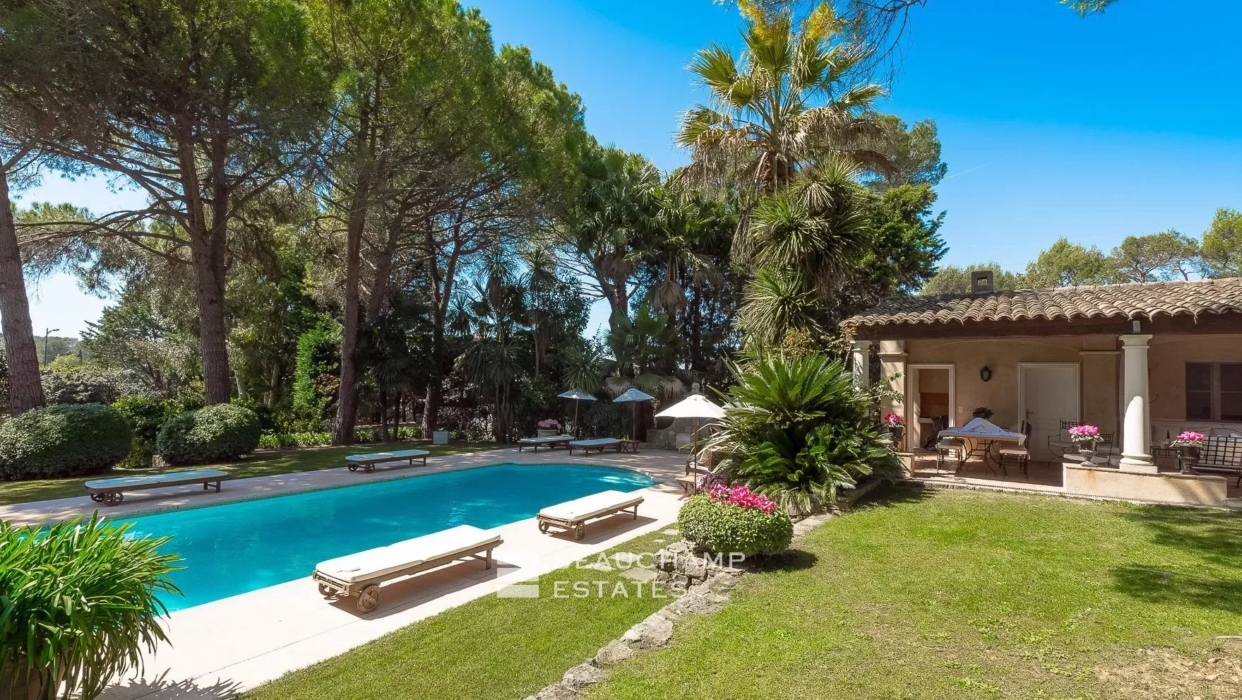 Charming 5-bedroom bastide with pool and tennis court in Mougins 2024