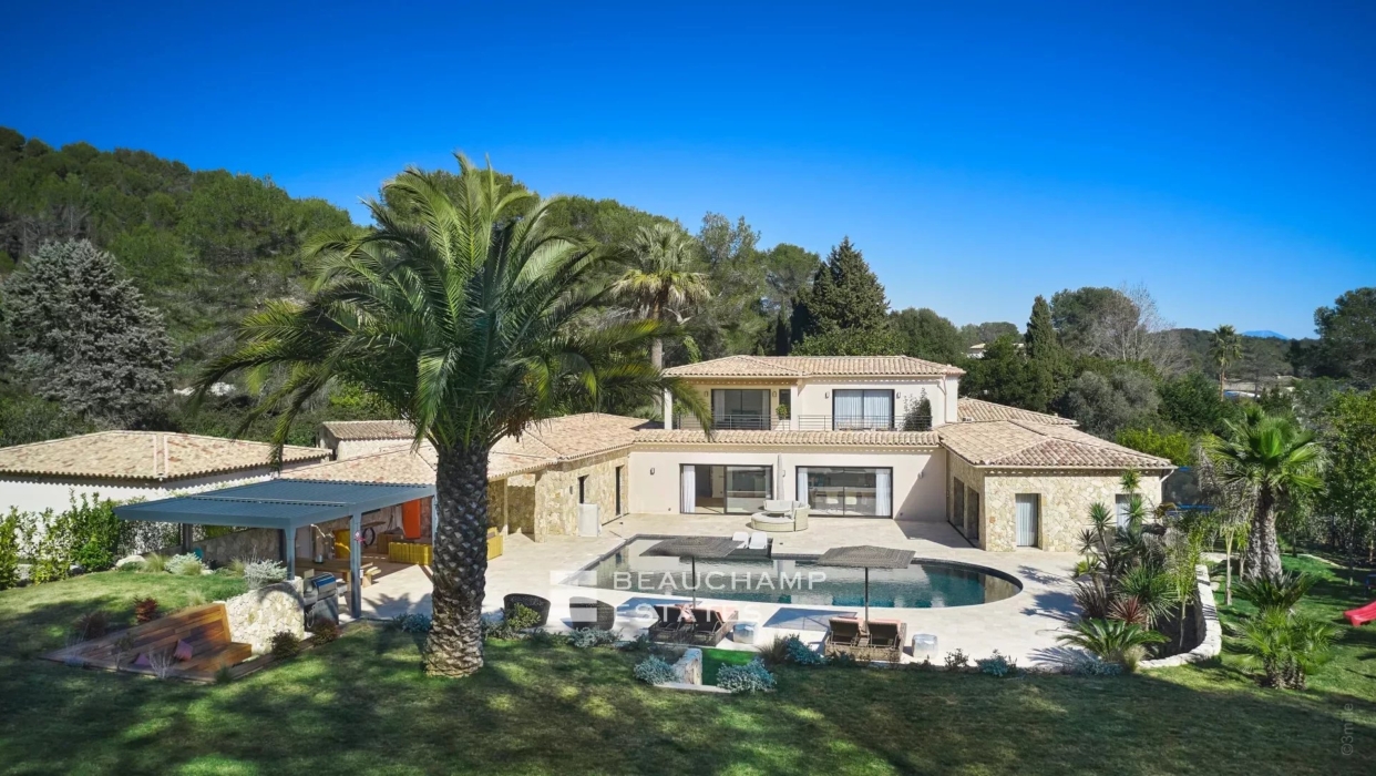Magnificent Provençal villa with 5 bedrooms in a peaceful environment in Mougins 2024