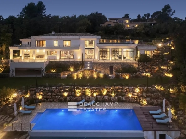 Luxurious 5-bedroom villa in the heart of the beautiful Terre Blanche golf resort 2024