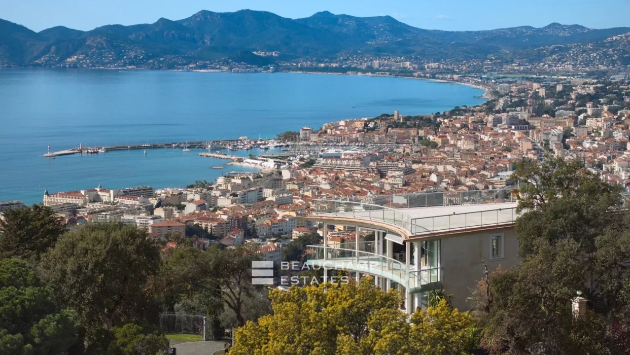 Cannes california - Villa from the 1970s with breathtaking views of the bay of Cannes and the Estérel mountains 2024
