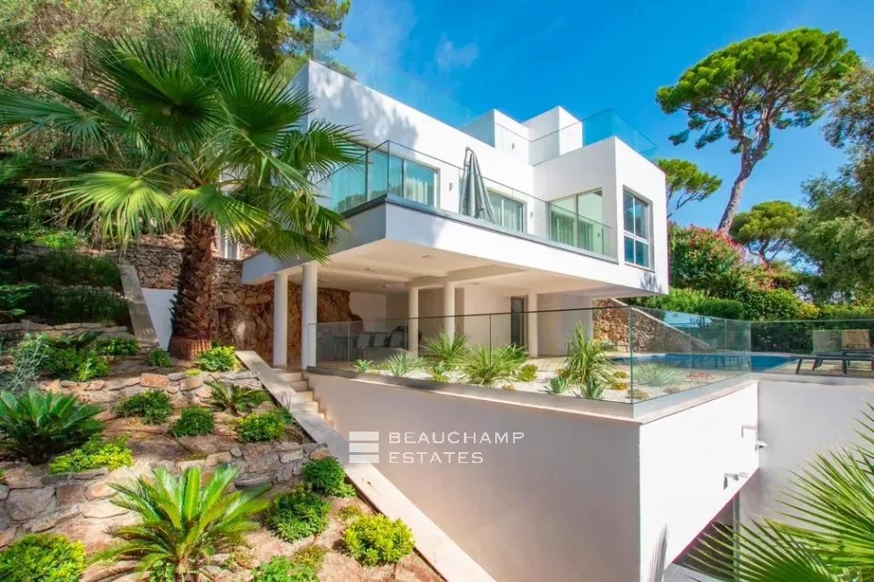 Cap d'Antibes- Luxurious contemporary 3 bedroom villa with sea view 2024