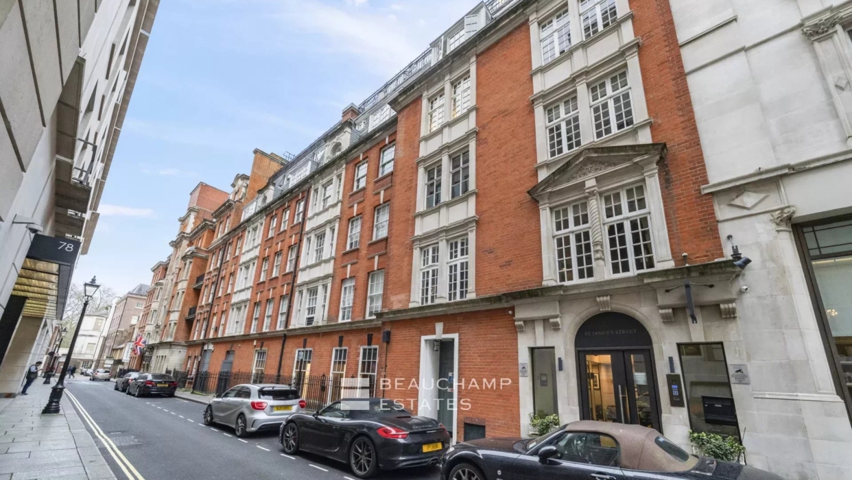 A one bedroom south facing flat, situated on the third floor of a secure building with lift access. 2024