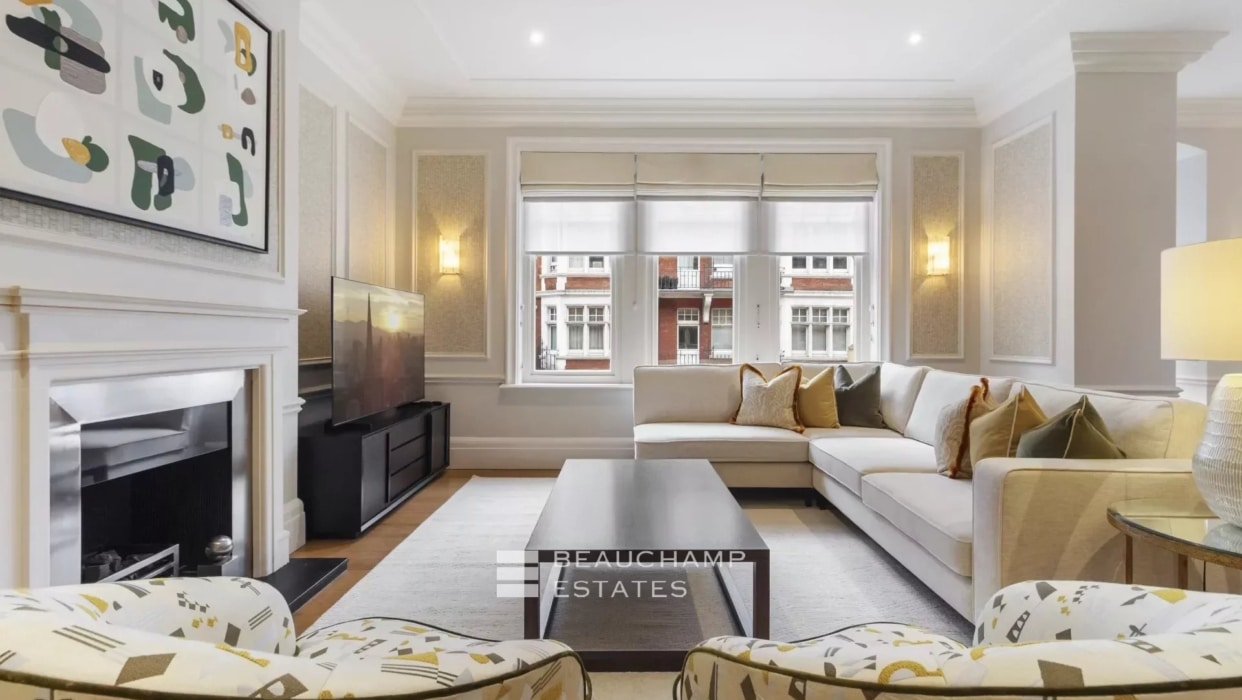 A contemporary, fully furnished apartment a short walk from Hyde Park. 2024