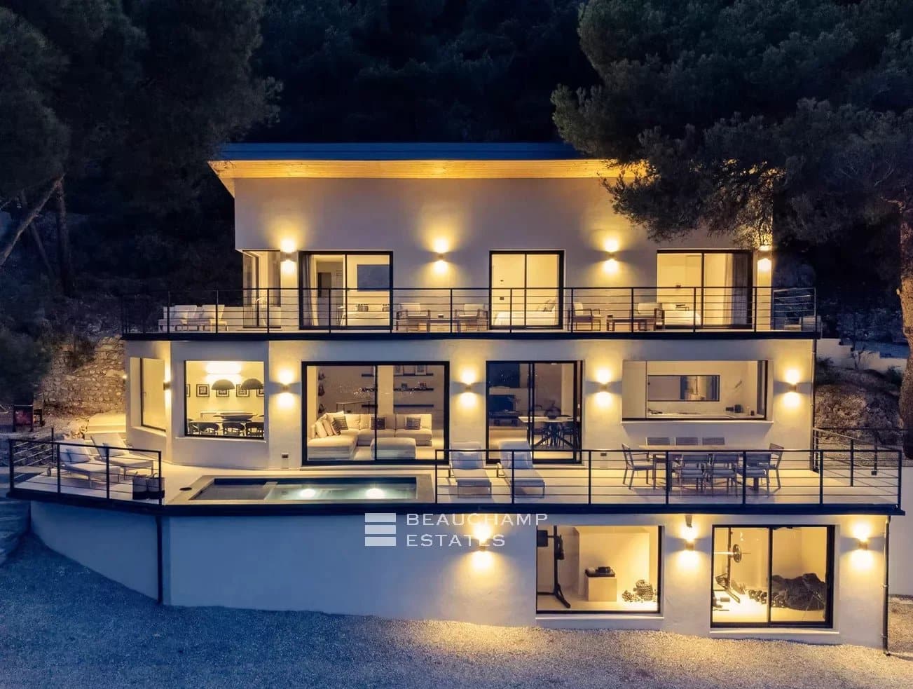 Elegant classic villa with 4 bedrooms in Villefranche-sur-Mer 2024
