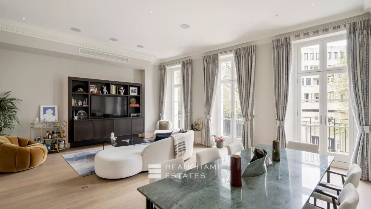 An elegant lateral apartment, situated within a Grade II listed boutique development in the heart of London's Royal Quarter. 2024