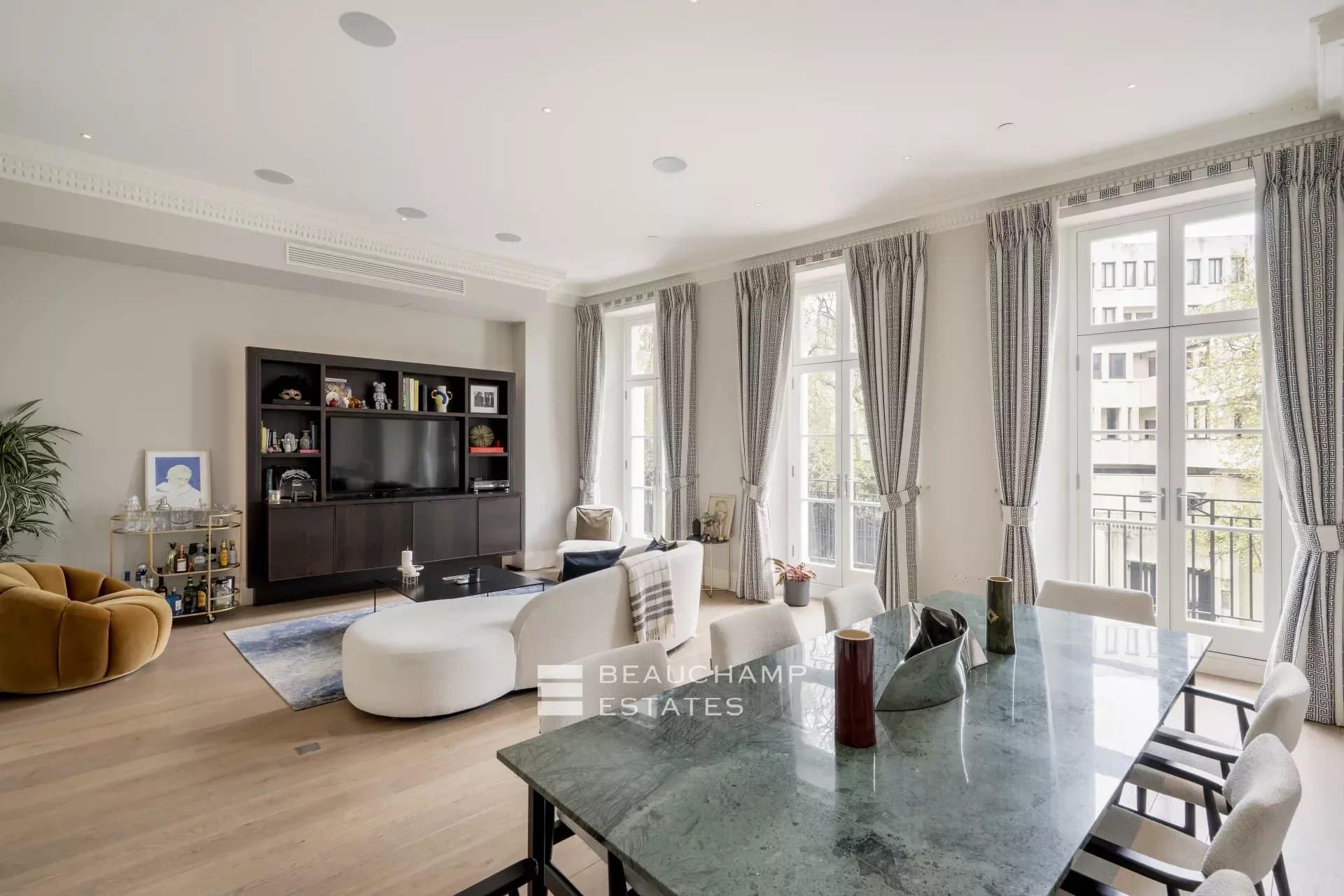 An elegant lateral apartment, situated within a Grade II listed boutique development in the heart of London's Royal Quarter. 2024