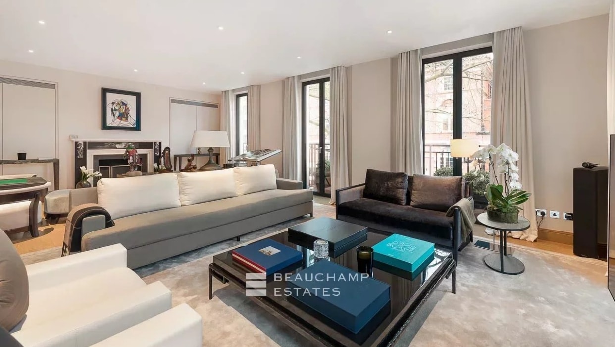 This well presented, stylish four-bedroom town house forms part of the Henry Moore Court building, situated between King's Road and Chelsea Square. 2024