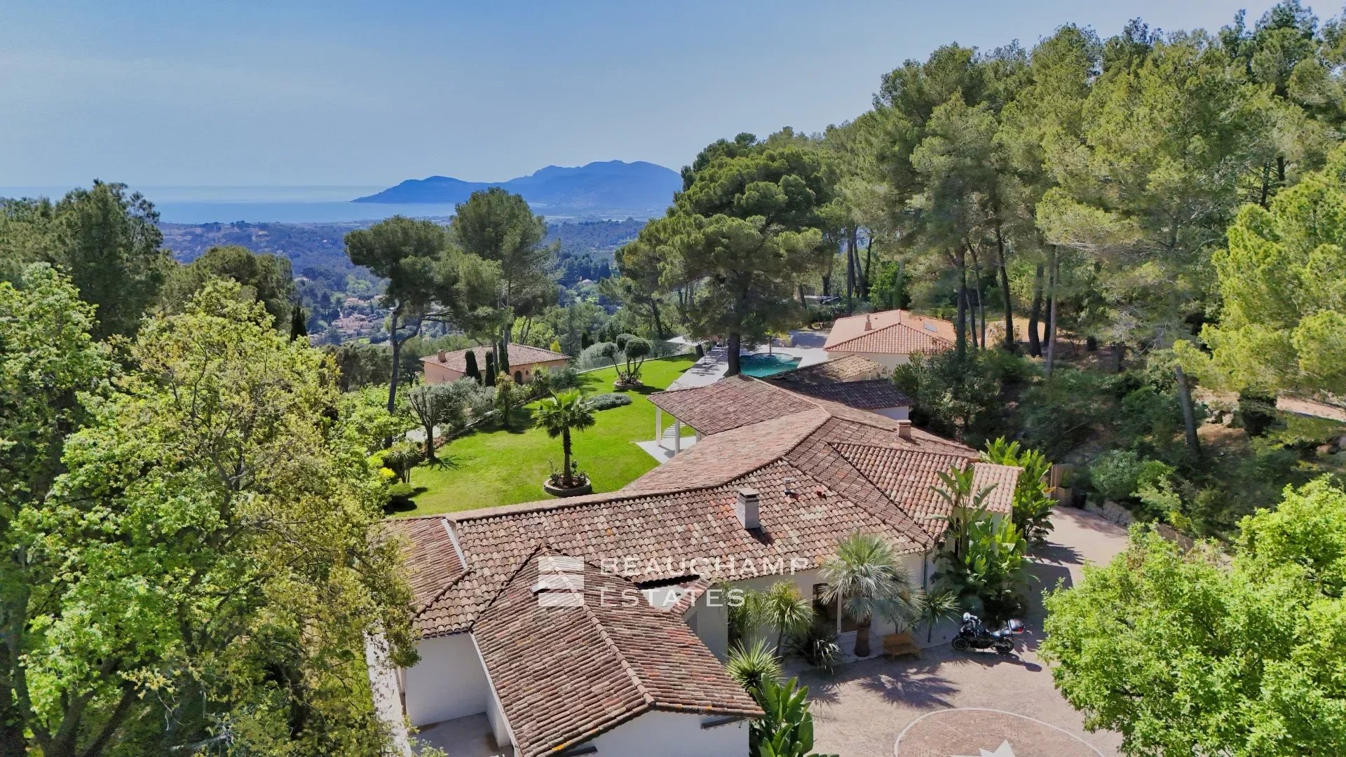 Luxurious 6-bedroom property with sea view, swimming pool, tennis court, fitness, and sauna in Mougins 2024