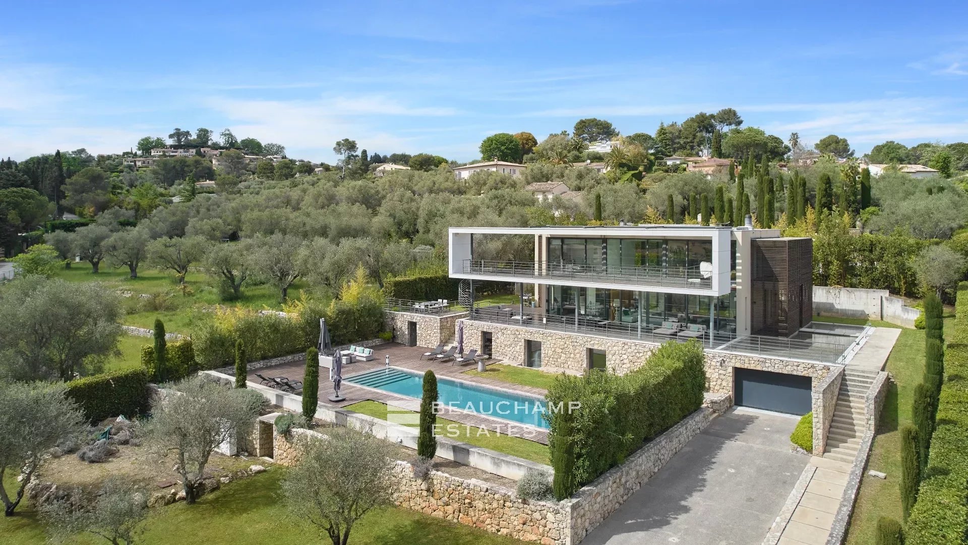 Beautiful modern 6-bedroom villa located in a residential area near Mougins 2024