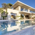 Pourquoi investir dans l'immobilier de prestige à Cannes et ses environs 2025