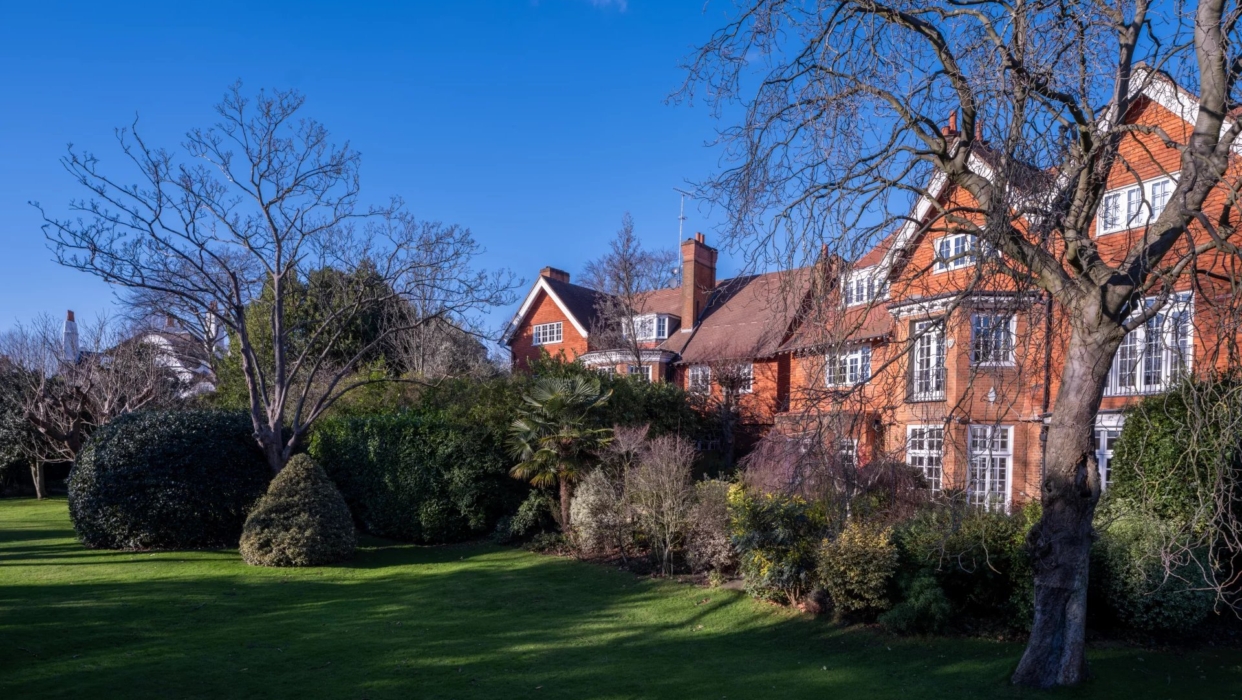Detached family home with a large garden 2025