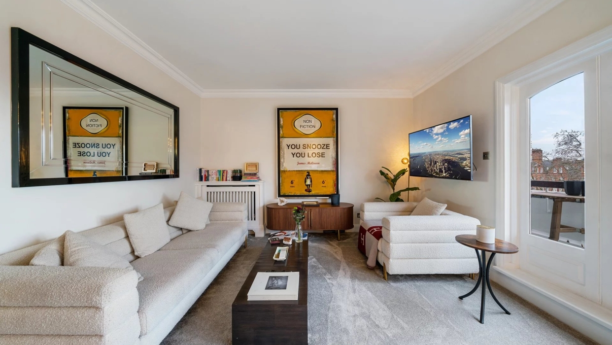 A contemporary duplex with a private balcony, located a few minutes from Chelsea's Kings Road. 2025