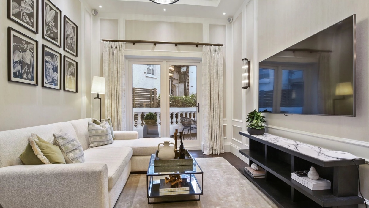 An newly refurbished two-bedroom apartment with two private balconies located just a few minutes walk from Kensington High Street. 2025