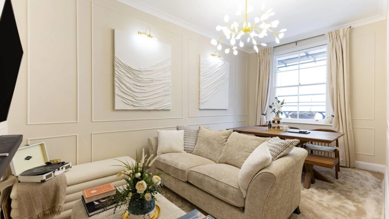 Newly renovated apartment with access to communal gardens, moments from The Whiteley. 2025