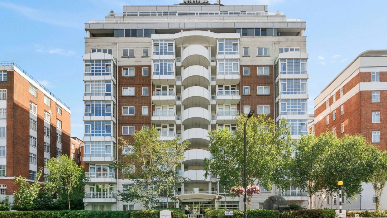 Three Bedroom Apartment with Balcony, Pool and Parking. 2025