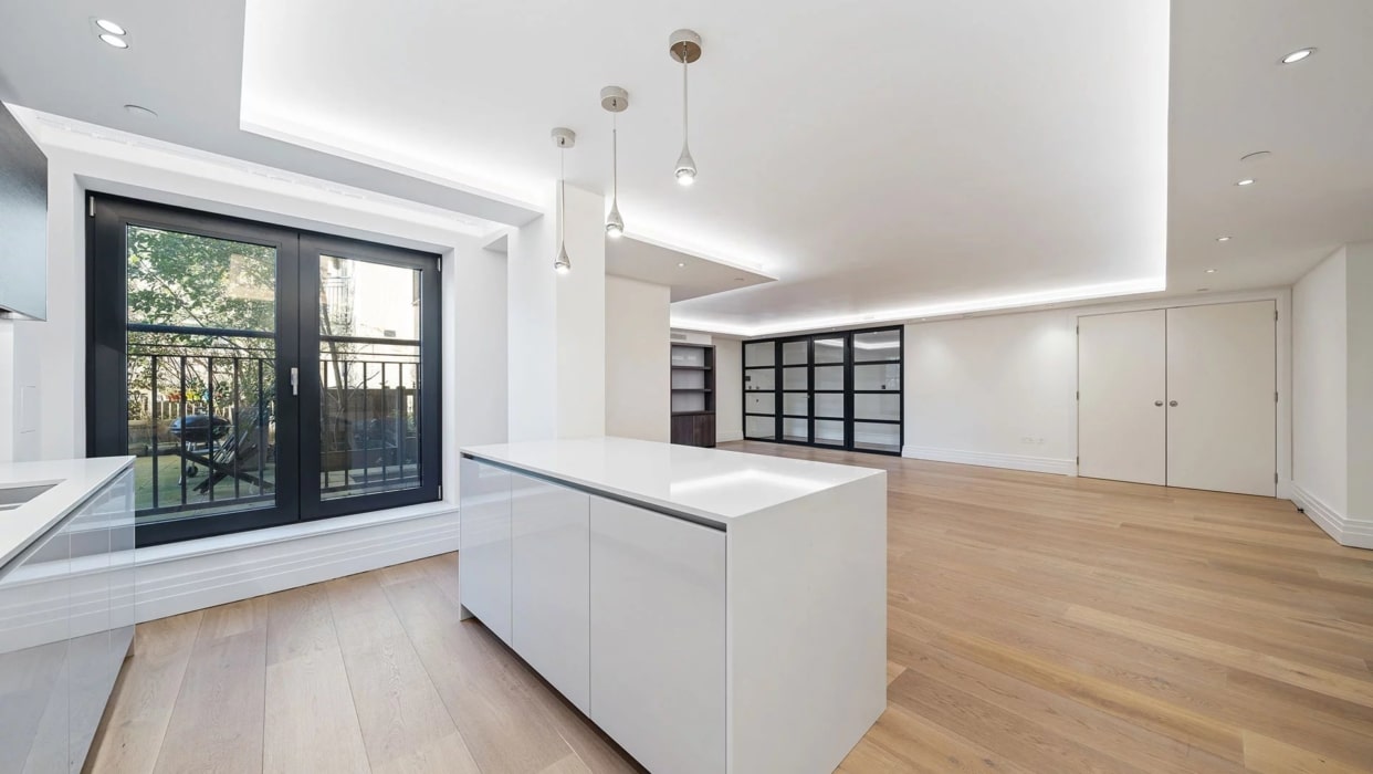 A modern two bedroom apartment on Kensington Garden Square, situated just a short walk from Kensington Gardens. 2025