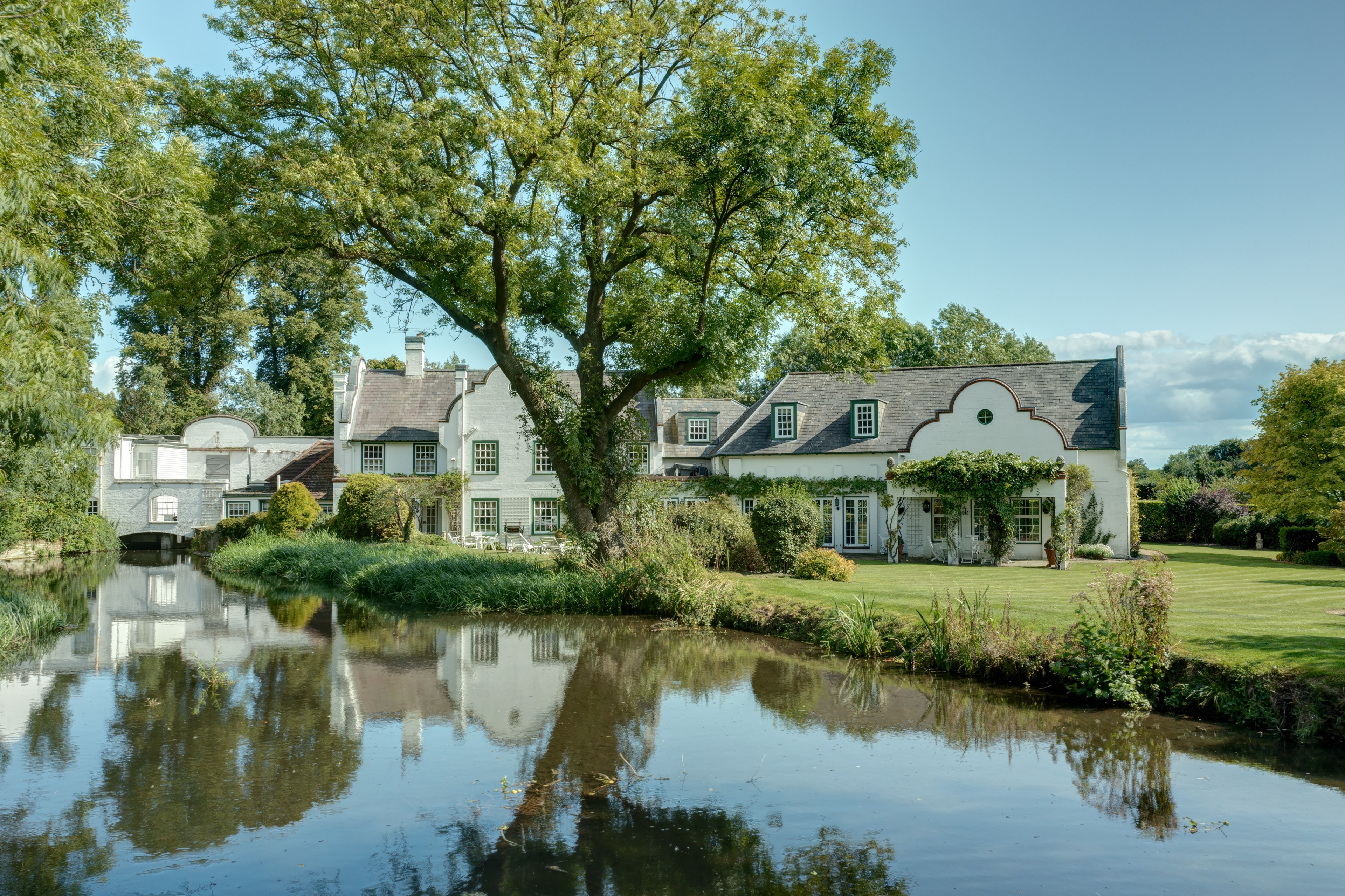 A Landmark Riverfront Residence In Denham Village 2025