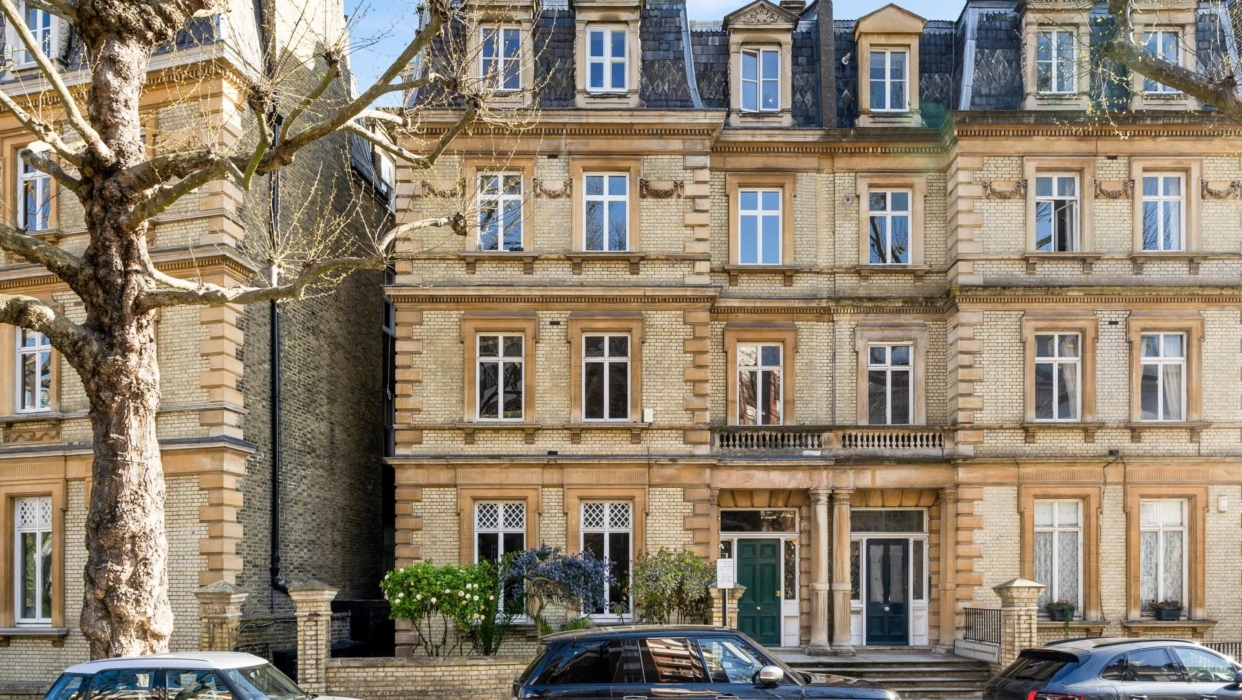 Located on the garden level, this bright open-plan apartment is ideally located a walk away from Holland Park. 2025