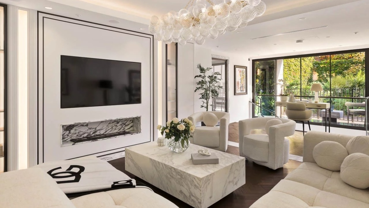 A one-bedroom apartment with large private terrace on central Mayfair's only gated street. 2025