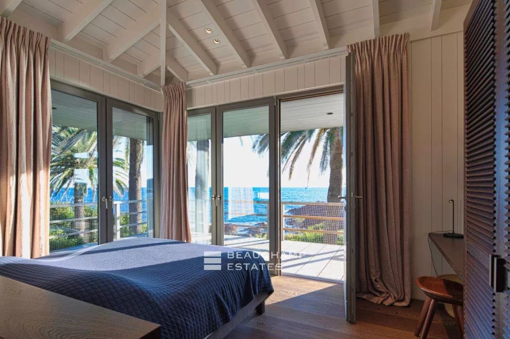 Magnificent 8-bedroom property with private access to the sea in Agay