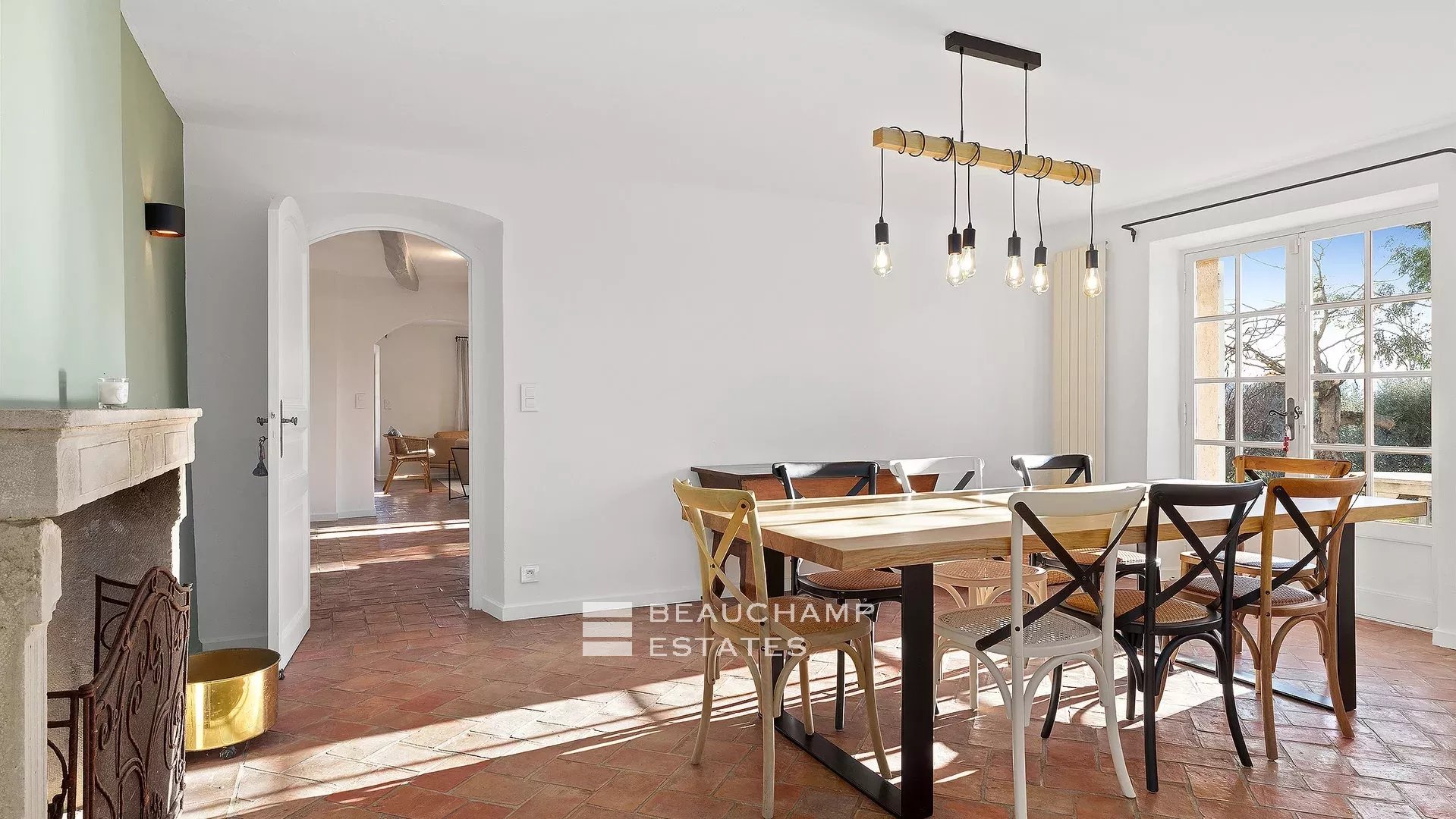 8-bedroom Provencal Mas located in a residential area 8-bedroom Provencal Mas located in a residential area