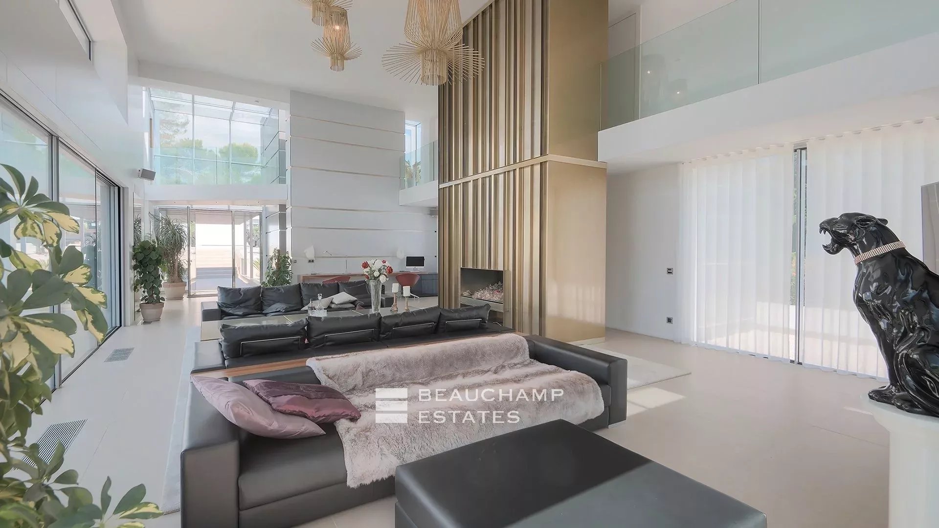 Villa moderne de 5 chambres située au coeur d’un domaine privé à proximité du village de Mougins Modern 5-bedroom villa located in the heart of a private estate near the village of Mougins