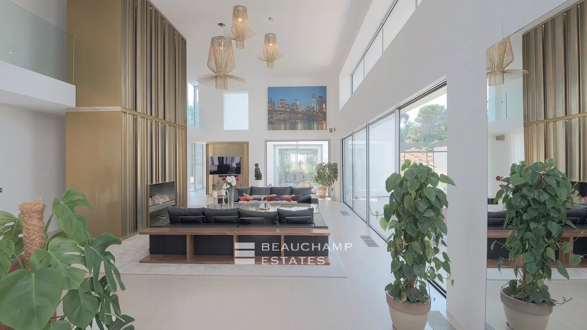 Villa moderne de 5 chambres située au coeur d’un domaine privé à proximité du village de Mougins Modern 5-bedroom villa located in the heart of a private estate near the village of Mougins