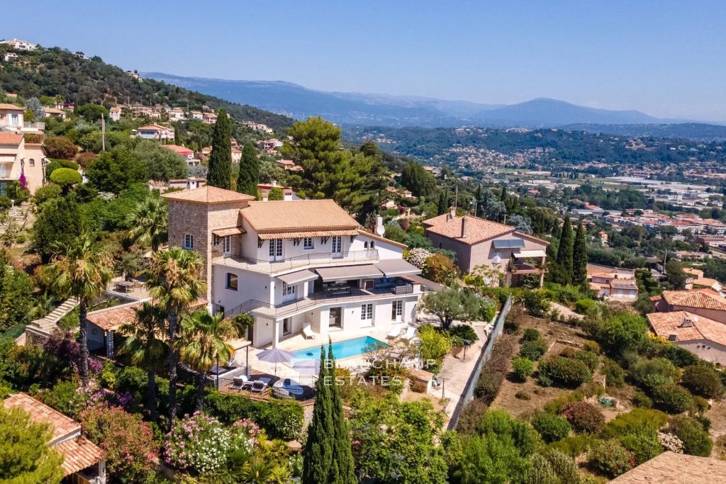Superb 8-bedroom villa nestled in the heights of Mandelieu